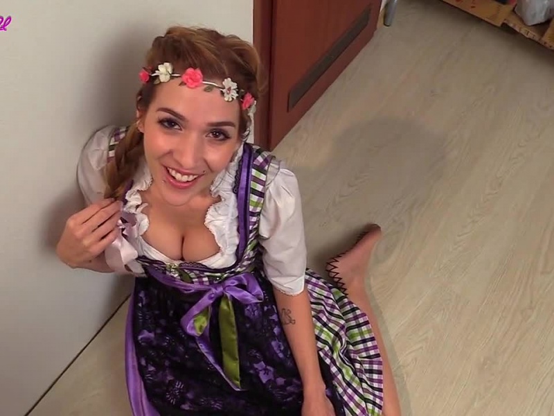 Dirndl-Schlampe schluckt dein Sperma!