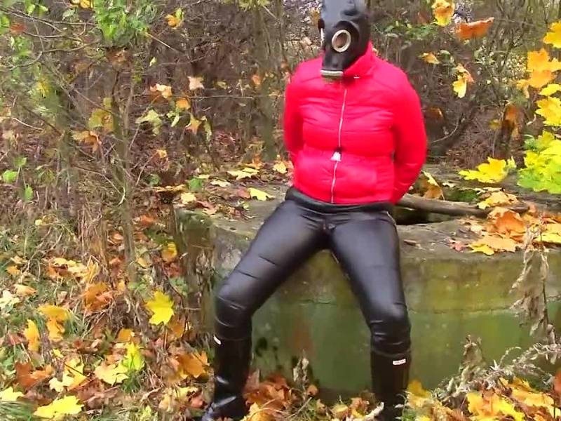 Pissen in Lederjeans und Gasmaske