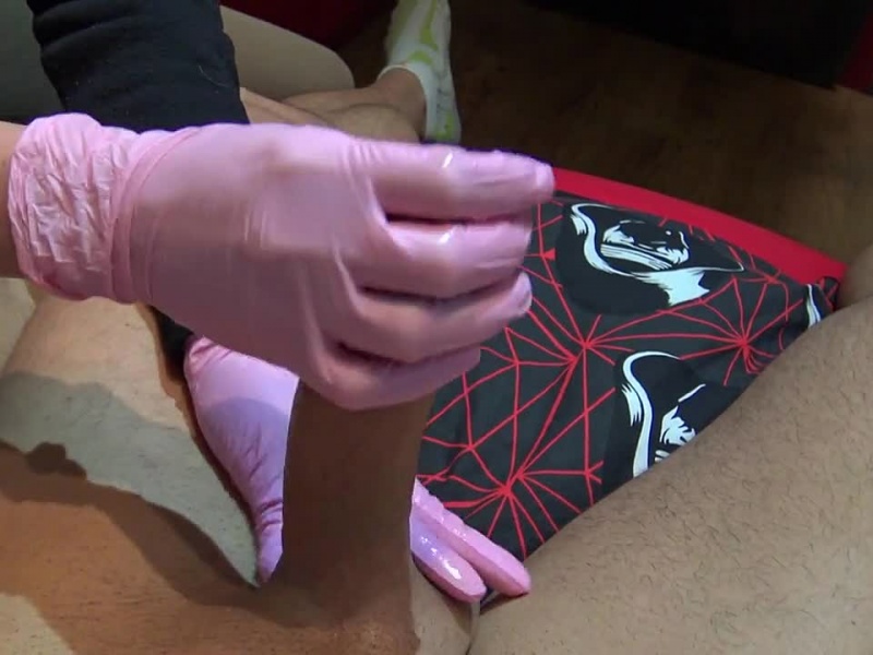 Latex Handjob mit Megacumshot