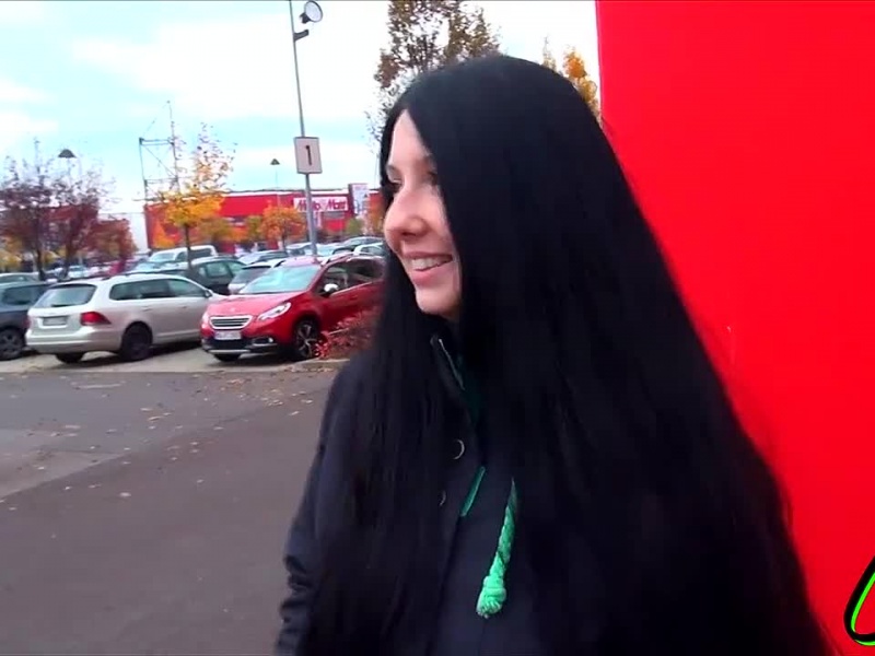 So einer Schwanzgeilen Schlampe darfst du nicht trauen!