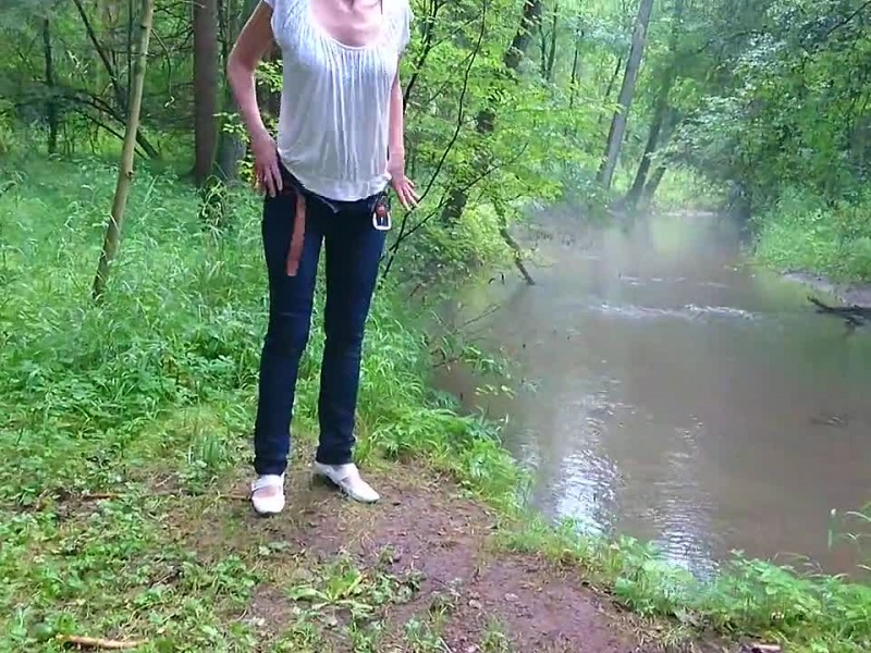 Im Wald von User beim Pissen gefilmt
