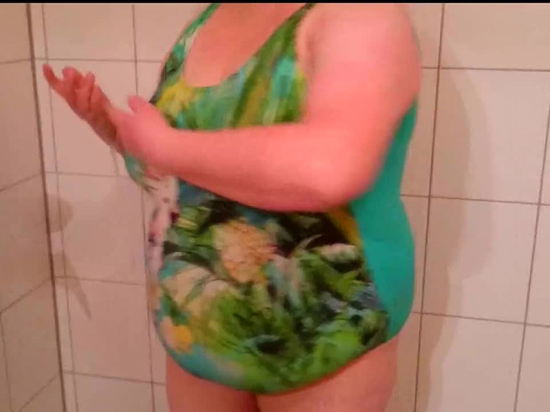 Meine BBW-Schlampe in der Dusche ** Swimsuit **