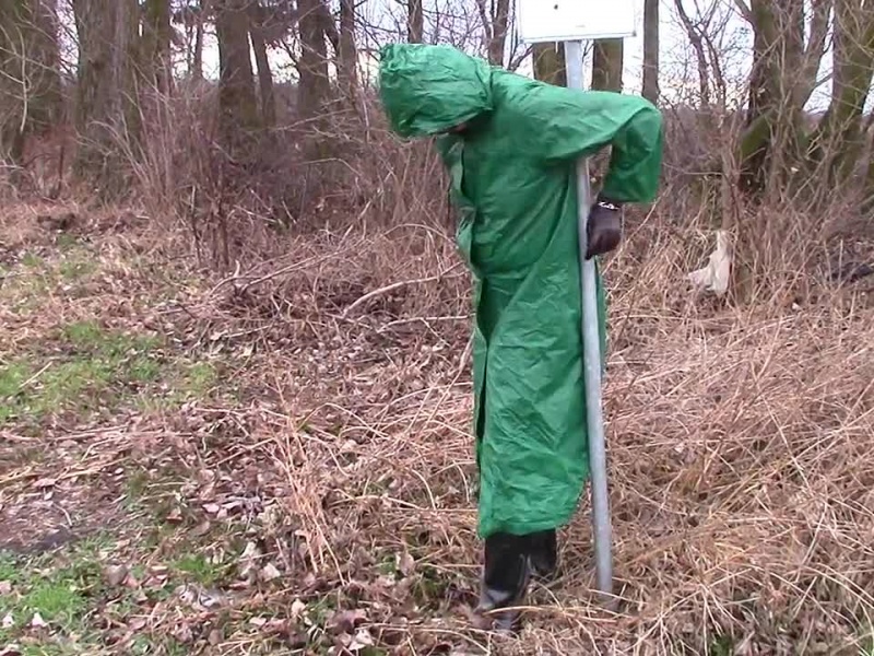 In den Regenmantel und die Wellies mit Handschellen an Eisen Bar