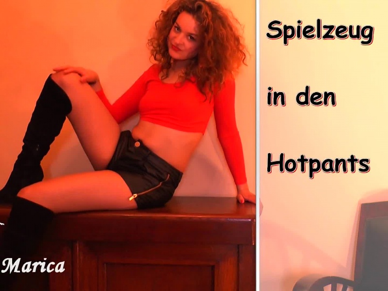 Das Spielzeug in den Hotpants