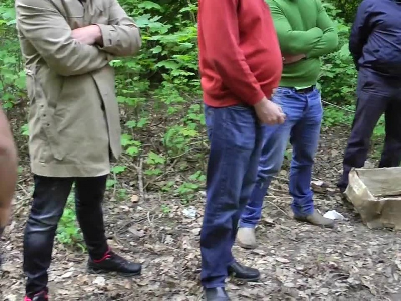 Hobby-Nutte pisst vor 30 Kerlen!!