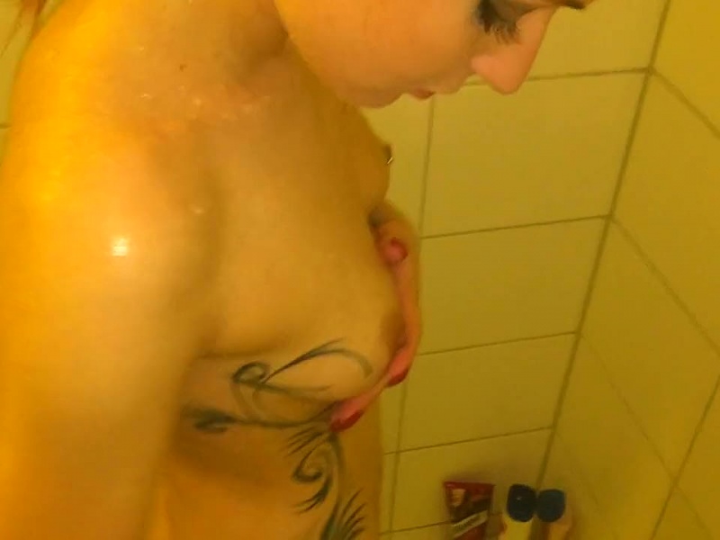 Tattoolilly duscht nackig