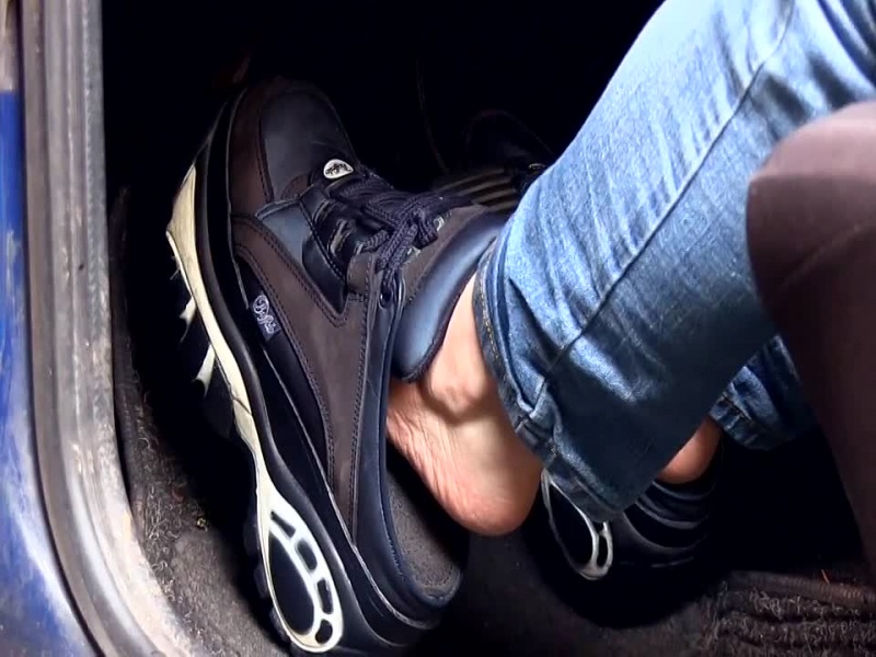 Clogs drücken Pedale im Auto