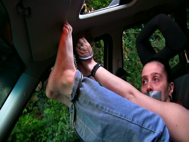 Fiese Art jemand im Auto anzuketten !