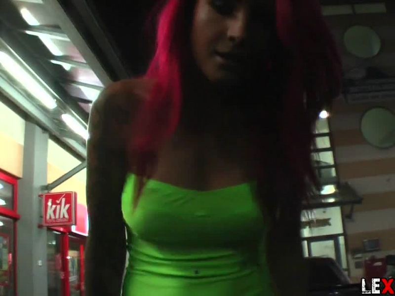 Besoffene Discoschlampe hemmungslos in den Arsch gefickt !