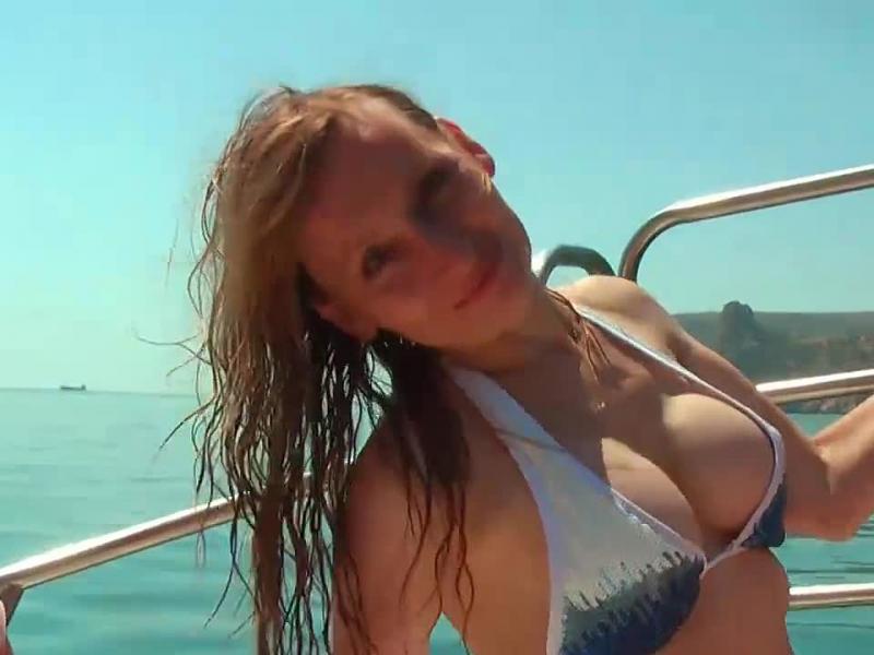 Erst dem Bootsführer meine Nippel gezeigt