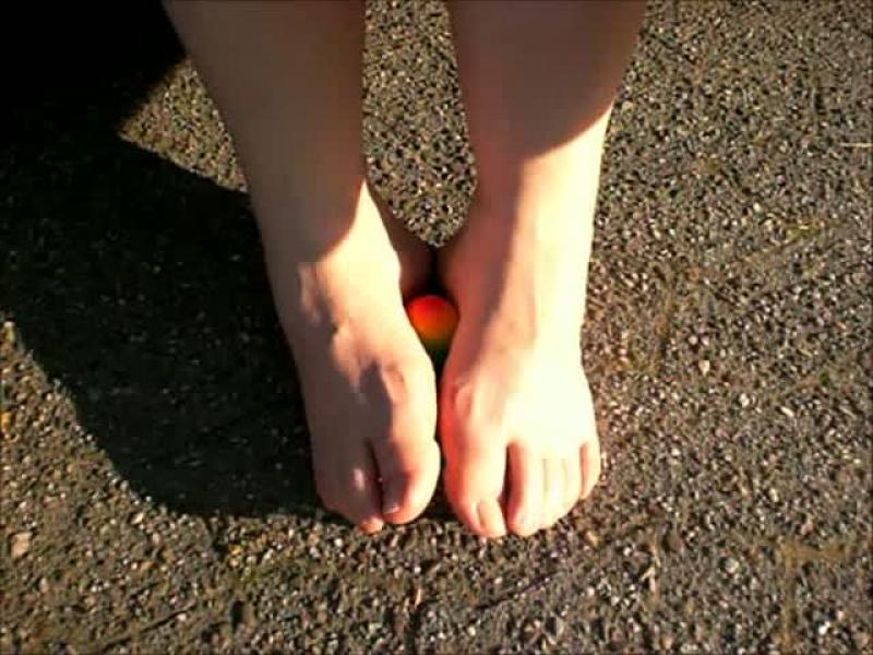 Ostereier Crushing barfuss