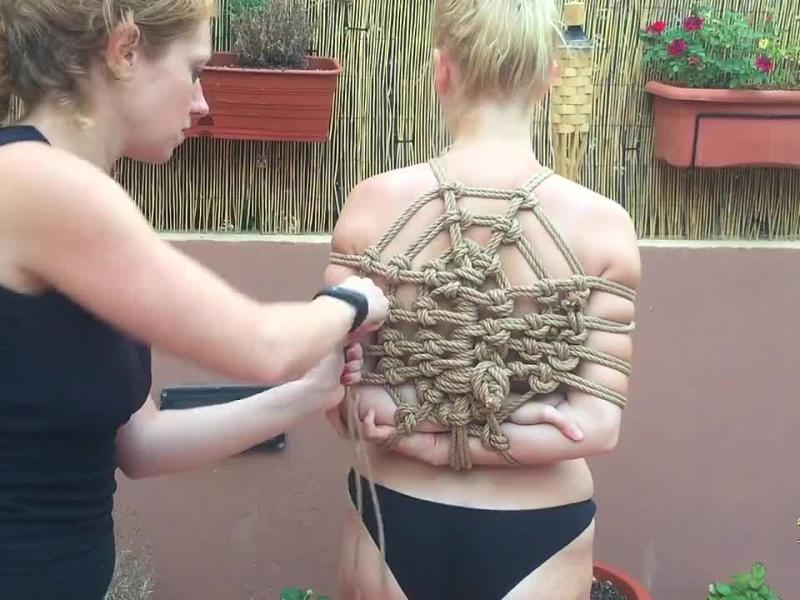 Schmuckbondage im Garten