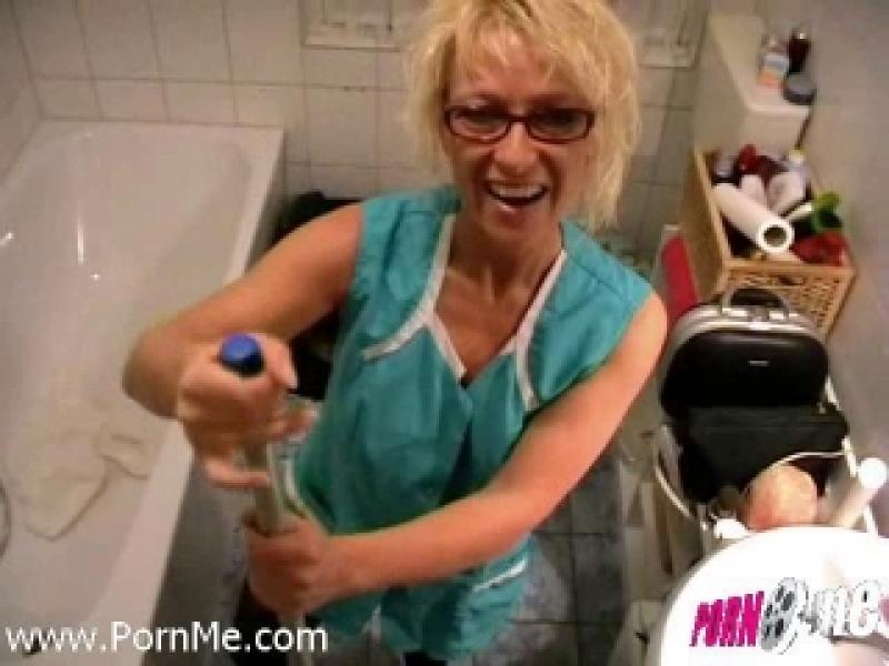 Putz meine Wohnung mit Wischmop im Arsch Nylonkittel Domina