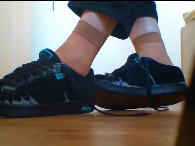 Nylonfüße in alten Sneaker ** Foot Fetish **