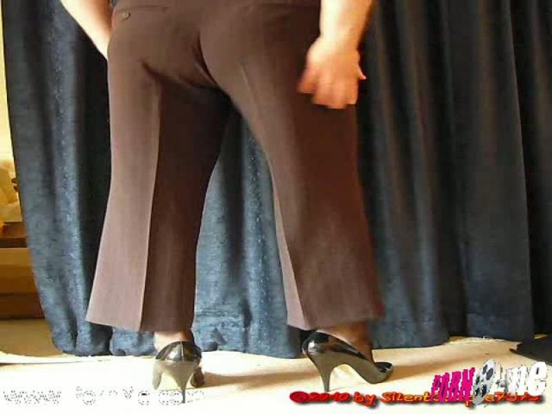 Er macht eine Kleine Modenschau