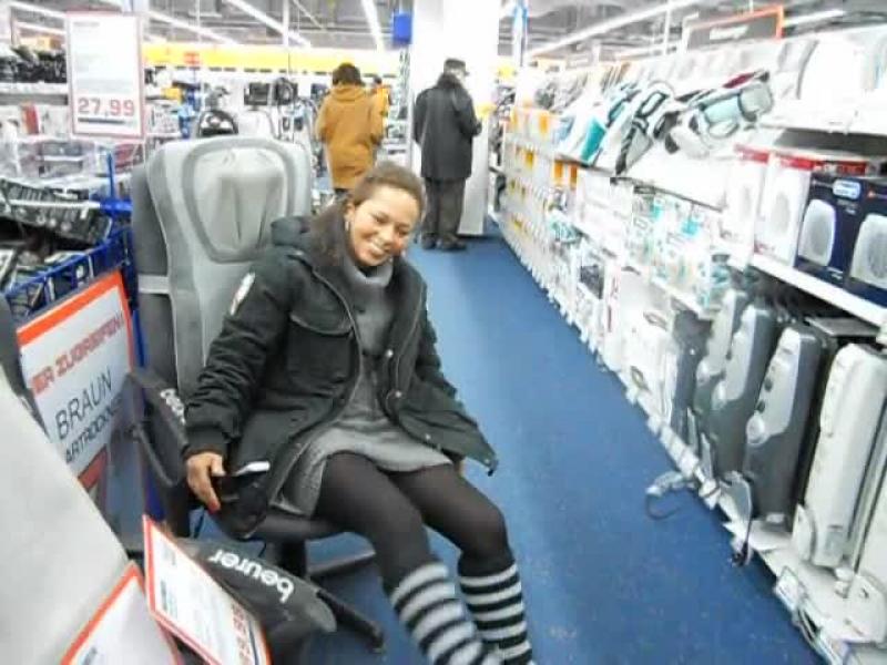 Rotzfrech im Elektromarkt abgepisst 100%no fake