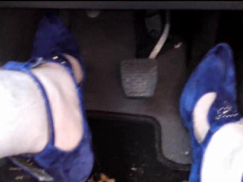 Auto fahren in Blauen Heels
