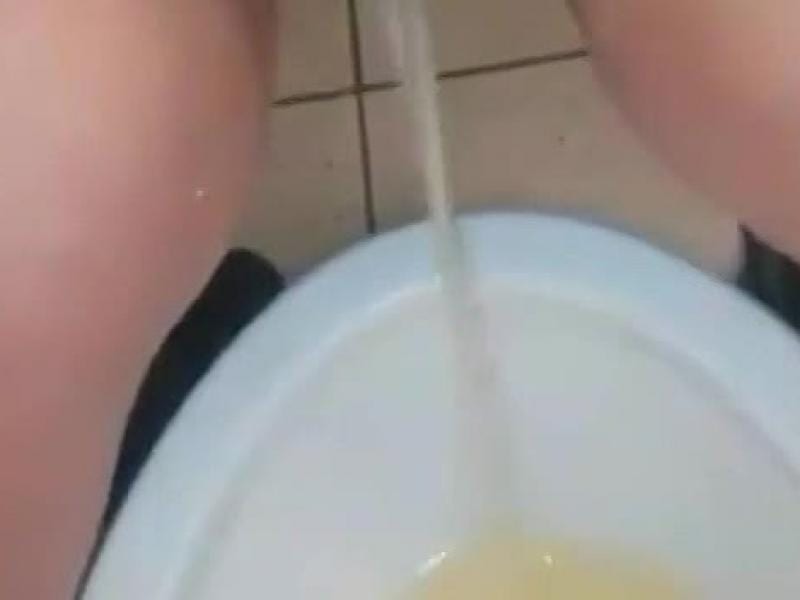 Schlampe beim pissen erwischt