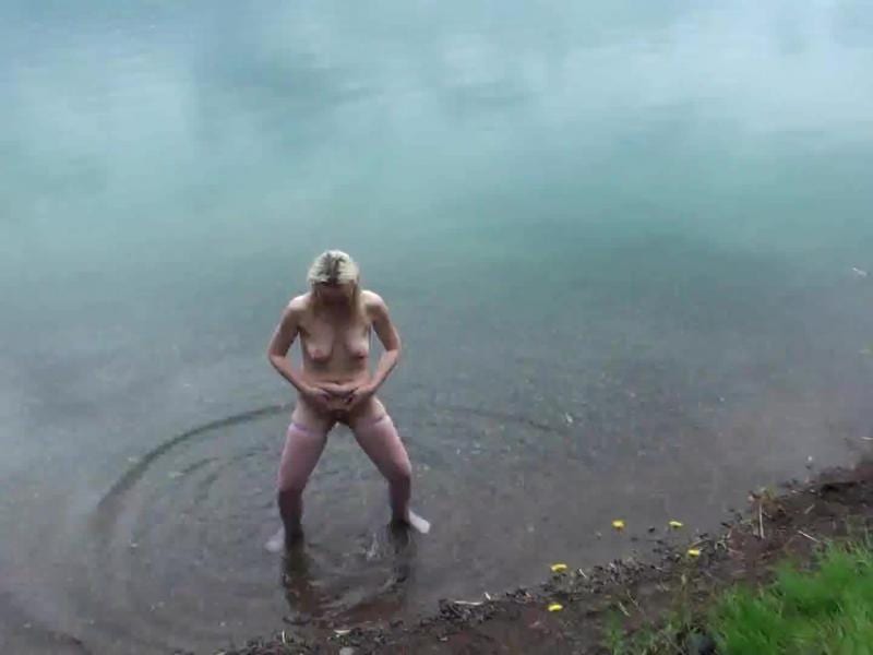 See vollgepisst Fotze öffentlich gewichst