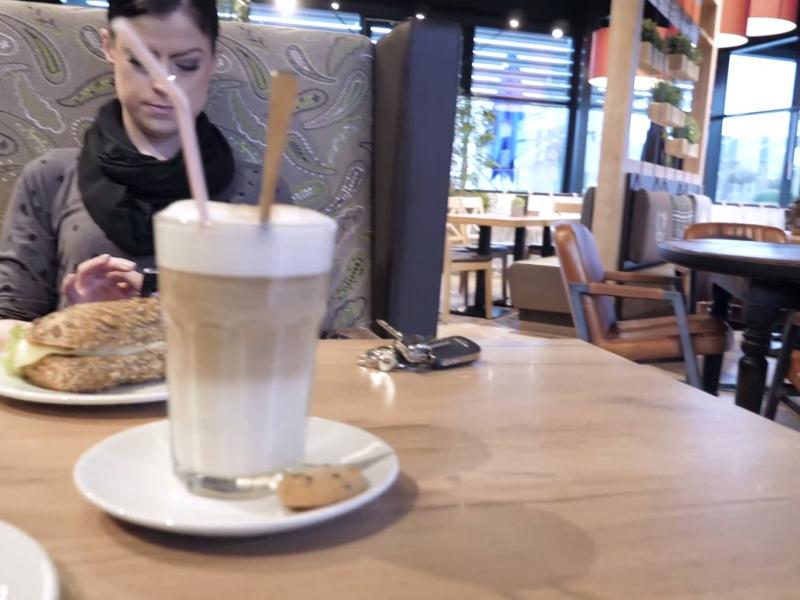 Die Latte unterm Tisch!