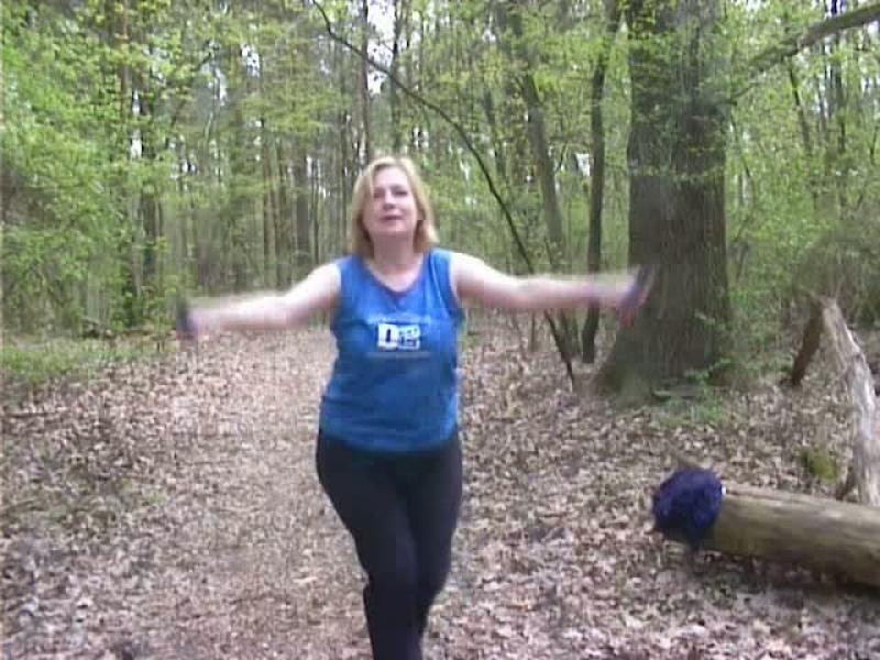 Linda kommt im Wald in Wallung