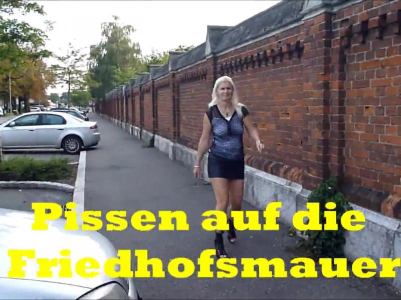 Pissen auf die Friedhofsmauer