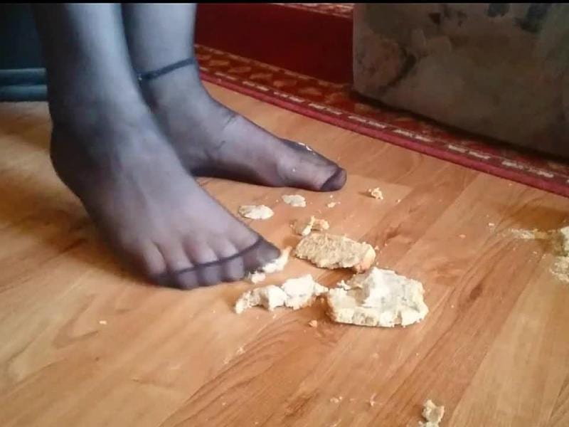 Toast Scheiben mit Füße in FSH zertreten ** Nylon Crush **