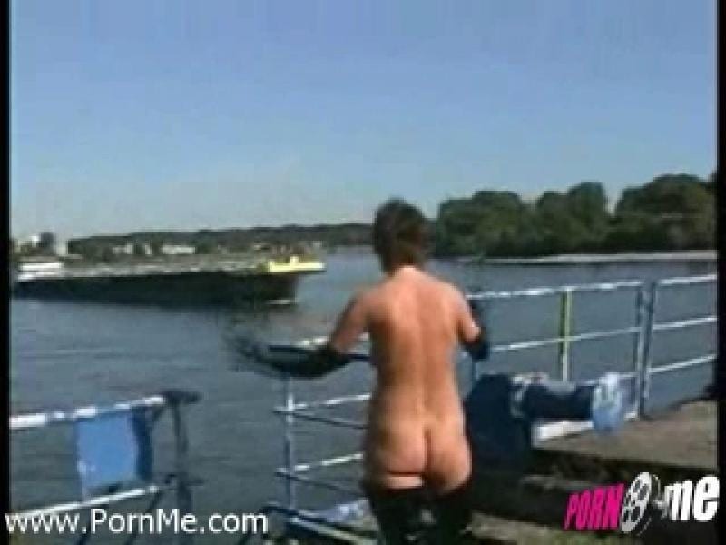 nur Stiefel und Handschuhe am Rhein