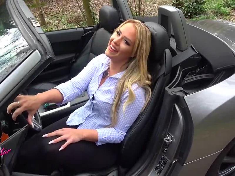 Dreister Autoverkäufer fickt meine Löcher und wixxt mir ins Maul