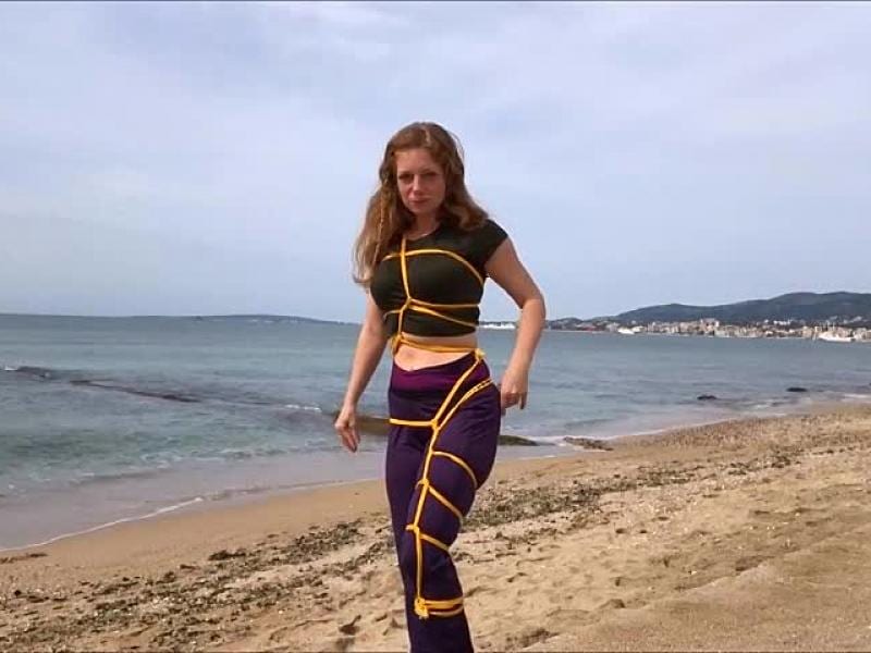 Selbstfesselung am Strand