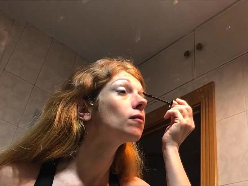 Rotes Haar und Make Up