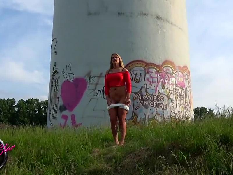 Geil vor dem Windrad abgepisst