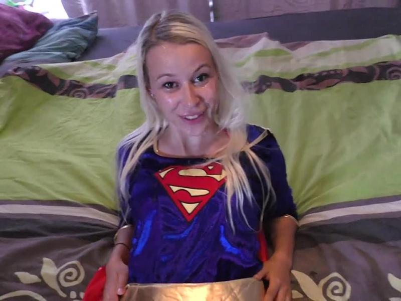 Vollgewichste Superwoman im Bett erwischt