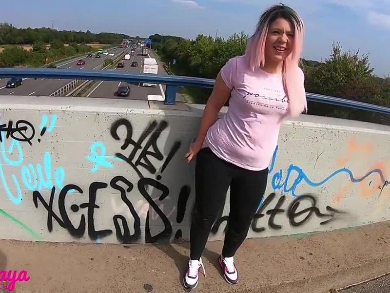 PUBLIC PISS auf der Autobahnbrücke!